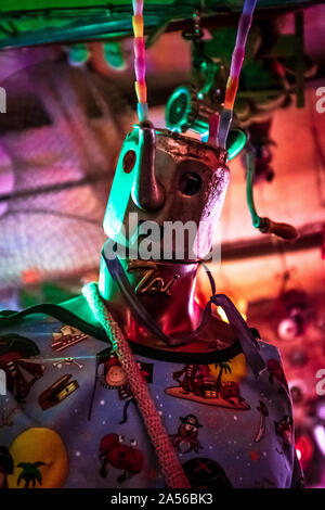 Poupée mannequin bizarre faite de l'eau et électrique en Szimpla Kert ruin pub dans Budapest. Banque D'Images