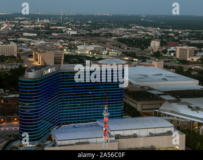 Vue de la Reunion Tower à Dallas, Texas, en se concentrant sur l'hôtel Omni Banque D'Images