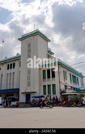 Un art déco de la gare, exploité par le gouvernement royal, de fer appartenant sert de plaque tournante du transport dans le centre-ville de Phnom Penh, Cambodge. Banque D'Images