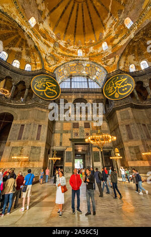 ISTANBUL Turquie Sainte-sophie LES TOURISTES DE L'INTÉRIEUR DANS LE HALL PRINCIPAL SOUS LE GRAND DÔME Banque D'Images