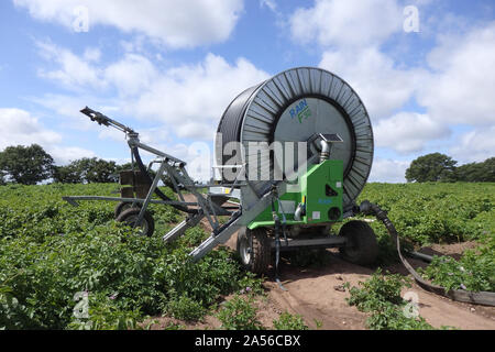 L'eau agricole Système d'irrigation sur les terres agricoles en été, UK Banque D'Images