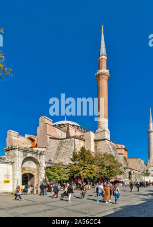 ISTANBUL Turquie Sainte-sophie VISITEURS ET BOUTIQUES À L'EXTÉRIEUR DU BÂTIMENT Banque D'Images