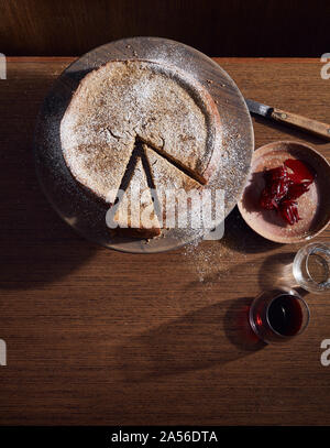 Gâteau au fromage au four wattleseed, un plat de bush à l'aide d'ingrédients indigènes Banque D'Images