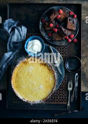 Le lait caillé de citron acidulé et brownies Banque D'Images