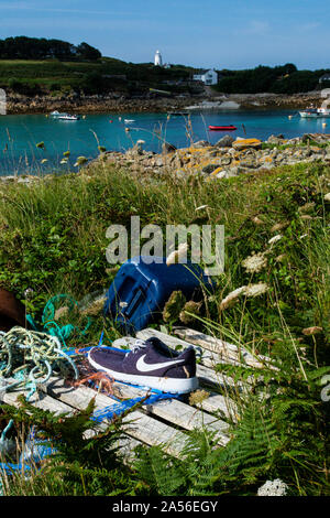 Les ordures qui ont été recueillies ensemble sur Gugh, les îles de Scilly, avec St Agnes en arrière-plan Banque D'Images