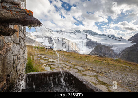 Fontaine alpin. Kürsingerhütte refuge. Paysage de montagne, montagne Bio-bauernhof Obertrattenbachhof groupe. Obersulzbach valley. Parc national de Hohe Tauern. Alpes autrichiennes. Banque D'Images