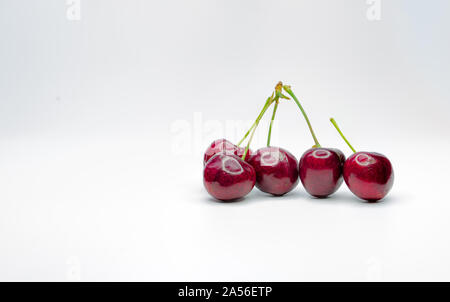 Cerise rouge" avec isolé sur fond blanc. Fruits rouges cerise douce. Cerise bio doux et juteux. Fruits frais pour un dessert d'été. Antioxydant Banque D'Images