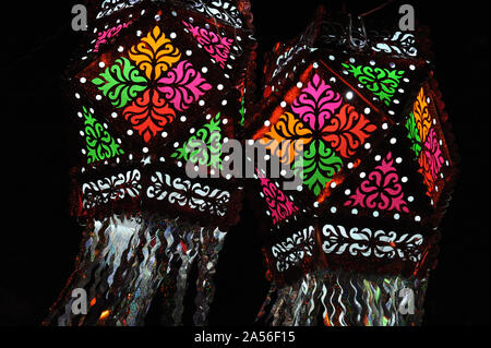 Lanternes modernes colorés dans différentes dimensions et formes Akash kandil ou Diwali lampes décoratives boutique côté sortir à la vente ; célébrant Diwali Festival. Banque D'Images