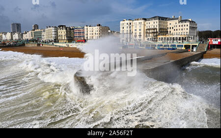 Brighton UK 18 octobre 2019 - Les vagues déferlent dans sur le front de mer de Brighton comme un mélange de forts vents, pluie et soleil balayer le long de la côte sud comme le temps incertain se poursuit tout au long de la Grande-Bretagne . Crédit : Simon Dack / Alamy Live News Banque D'Images