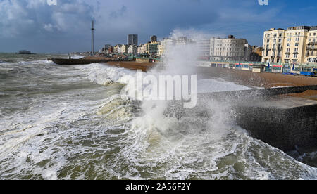 Brighton UK 18 octobre 2019 - Les vagues déferlent dans sur le front de mer de Brighton comme un mélange de forts vents, pluie et soleil balayer le long de la côte sud comme le temps incertain se poursuit tout au long de la Grande-Bretagne . Crédit : Simon Dack / Alamy Live News Banque D'Images