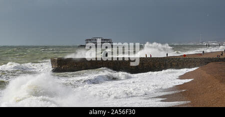 Brighton UK 18 octobre 2019 - Les vagues déferlent dans sur le front de mer de Brighton comme un mélange de forts vents, pluie et soleil balayer le long de la côte sud comme le temps incertain se poursuit tout au long de la Grande-Bretagne . Crédit : Simon Dack / Alamy Live News Banque D'Images