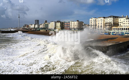 Brighton UK 18 octobre 2019 - Les vagues déferlent dans sur le front de mer de Brighton comme un mélange de forts vents, pluie et soleil balayer le long de la côte sud comme le temps incertain se poursuit tout au long de la Grande-Bretagne . Crédit : Simon Dack / Alamy Live News Banque D'Images