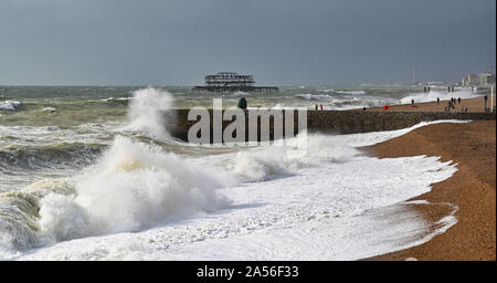 Brighton UK 18 octobre 2019 - Les vagues déferlent dans sur le front de mer de Brighton comme un mélange de forts vents, pluie et soleil balayer le long de la côte sud comme le temps incertain se poursuit tout au long de la Grande-Bretagne . Crédit : Simon Dack / Alamy Live News Banque D'Images