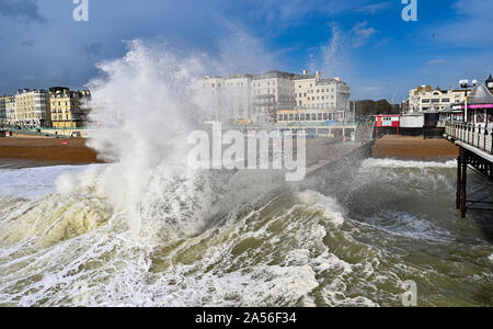 Brighton UK 18 octobre 2019 - Les vagues déferlent dans sur le front de mer de Brighton comme un mélange de forts vents, pluie et soleil balayer le long de la côte sud comme le temps incertain se poursuit tout au long de la Grande-Bretagne . Crédit : Simon Dack / Alamy Live News Banque D'Images