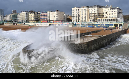 Brighton UK 18 octobre 2019 - Les vagues déferlent dans sur le front de mer de Brighton comme un mélange de forts vents, pluie et soleil balayer le long de la côte sud comme le temps incertain se poursuit tout au long de la Grande-Bretagne . Crédit : Simon Dack / Alamy Live News Banque D'Images