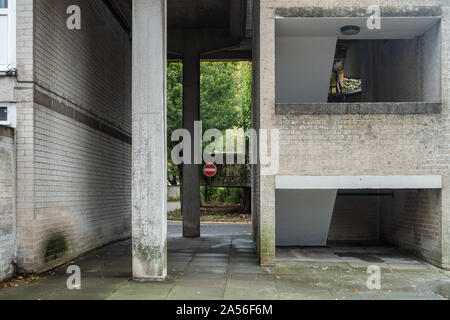 Un passage entre des murs en brique avec des colonnes structure d'appui ci-dessus. Banque D'Images