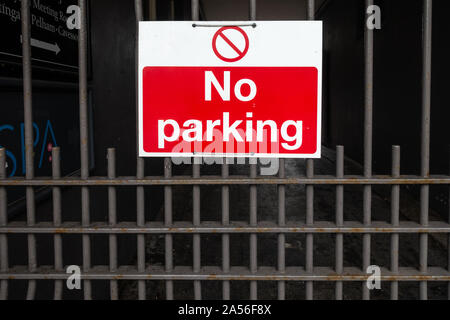 Un parking pas signe sur une barrière métallique. Banque D'Images