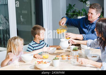 Déjeuner avec les parents des enfants à la maison Banque D'Images