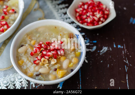 Dessert traditionnel turc ou faire Ashure Asure de la bouillie de céréales avec des fruits secs et des grains de grenade. Asure journée ou journée Ashura est le te Banque D'Images