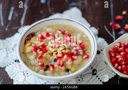 Dessert traditionnel turc ou faire Ashure Asure de la bouillie de céréales avec des fruits secs et des grains de grenade. Asure journée ou journée Ashura est le te Banque D'Images