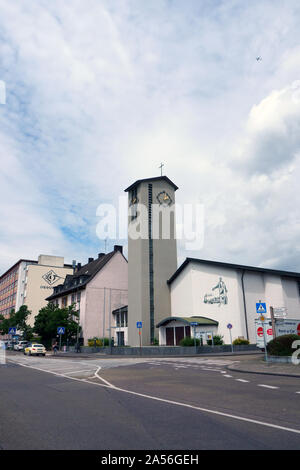 Hanau, Allemagne - 16 juin 2019 : une rue au centre-ville de Hanau à la paroisse catholique de Saint Joseph le 16 juin 2019 à Hanau. Banque D'Images