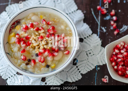 Dessert traditionnel turc ou faire Ashure Asure de la bouillie de céréales avec des fruits secs et des grains de grenade. Asure journée ou journée Ashura est le te Banque D'Images