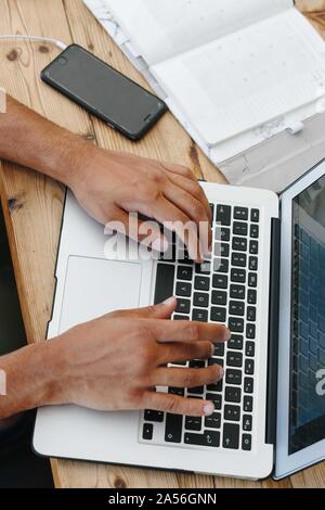 L'homme de la saisie sur clavier d'ordinateur portable Banque D'Images