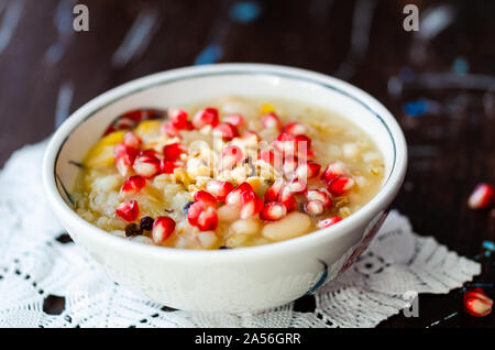 Dessert traditionnel turc ou faire Ashure Asure de la bouillie de céréales avec des fruits secs et des grains de grenade. Asure journée ou journée Ashura est le te Banque D'Images