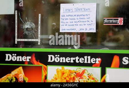 18 octobre 2019, de Saxe-Anhalt, de Halle : Une lettre d'encouragement s'arrête à côté du trou de balle sur la vitrine de l'Kiez-Döner. Ministre Président Haseloff et le commissaire du gouvernement fédéral pour les victimes ont visité le Kiez-Döner, qui a été touché par l'extrême-droite de l'attaque terroriste. Les deux ont assuré le propriétaire du snack-bar et ses employés de leur soutien. Le 9 octobre l'Allemand Stephan B., lourdement armés, avait d'abord tenté de pénétrer dans une synagogue. Quand son plan a échoué, il a tiré un 40-year-old femme dans la rue et peu après, un jeune homme de 20 ans dans le döner snack-bar Banque D'Images