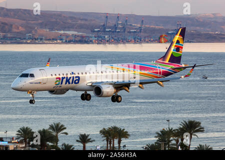 Eilat, Israël - février 20, 2019 : Arkia Embraer 195 avion à l'aéroport d'Eilat (ETH) en Israël. Banque D'Images