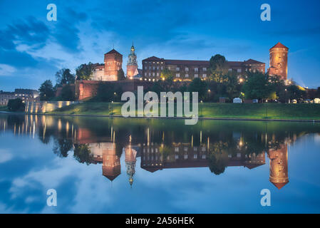Photo du château de Wawel réflexion à l'heure bleue Banque D'Images