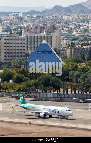 Eilat, Israël - février 21, 2019 : Arkia Embraer 195 avion à l'aéroport d'Eilat (ETH) en Israël. Banque D'Images