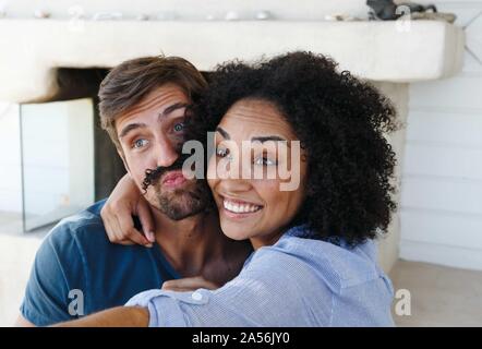 Couple qui en selfies beach house Banque D'Images