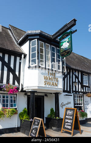 Le 16e siècle White Swan Pub, High Street, Hoddesdon, Hertfordshire, Angleterre, Royaume-Uni Banque D'Images