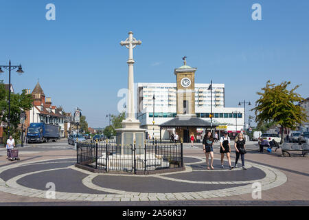 Hoddesdon War Memorial et tour de l'horloge, High Street, Hoddesdon, Hertfordshire, Angleterre, Royaume-Uni Banque D'Images