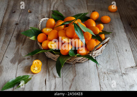 Fruits Kumquat sur fond gris close up Banque D'Images