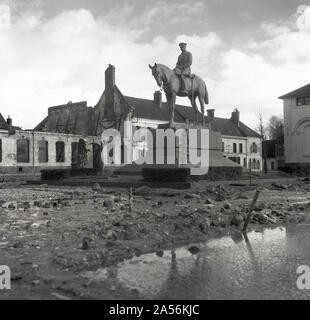 1950, historiques, post-WW2 et la statue du général Haig, comité permanent entre la terre et les décombres des bâtiments bombardés et sur la place de Montreuil-sur-Mer, France. Banque D'Images