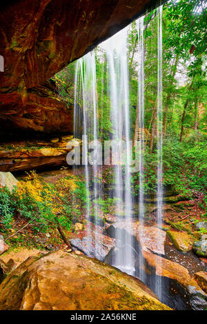 Voir de Van Hook Falls de derrière les chutes. Banque D'Images