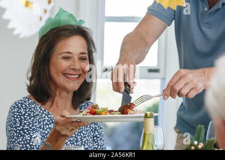 Homme Femme service à table à manger en home party Banque D'Images