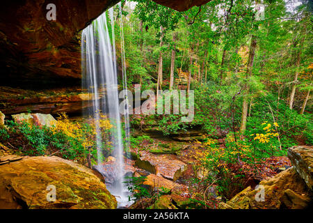 Voir de Van Hook Falls de derrière les chutes. Banque D'Images