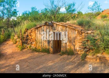 D'origine de Charles Goodnight cabine Dug-Out, Palo Duro Canyon State Park, TX. Banque D'Images