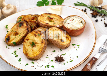 Pomme de terre au four rustique à la crème et les épices dans un plat de service. Copyspace. Banque D'Images