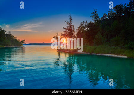 Coucher de Soleil sur le lac Cave Run. Banque D'Images