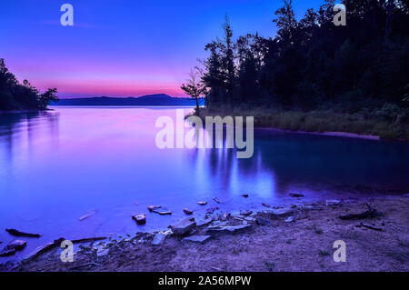 Crépuscule sur le lac. Banque D'Images