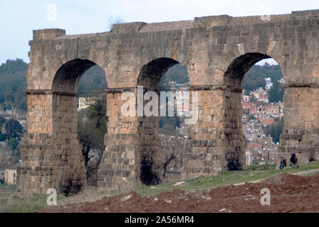 Vestiges de l'ancien aqueduc romain sur la colline à la périphérie de la ville d'Constantline, Algérie, décembre 2007. Banque D'Images