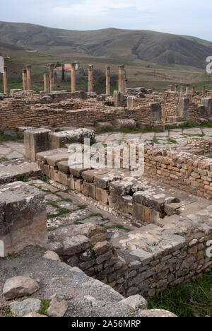 Voir dans les ruines du Cardo, l'axe principal nord-sud dans l'ancienne ville romaine de Djemila (Cuicul), l'Algérie, décembre 2007. Banque D'Images