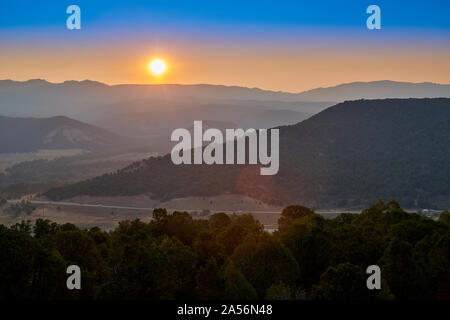 Aube sur Cimarron Ridge dans le Colorado. Banque D'Images