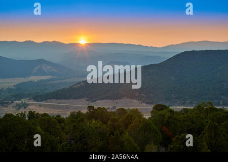 Aube sur Cimarron Ridge dans le Colorado. Banque D'Images