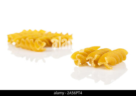 Beaucoup d'ensemble brun sec de farine les fusilli isolé sur fond blanc Banque D'Images