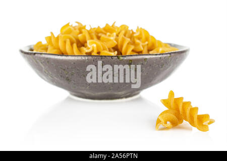 Beaucoup d'ensemble complet brun sec sont deux fusilli de côté et le reste est dans le noir Bol en céramique isolé sur fond blanc Banque D'Images
